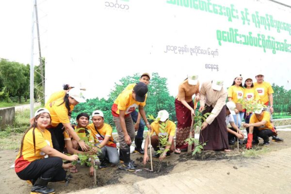 သင်္ဂဟဖောင်ဒေးရှင်းမှ ရန်ကုန်စီးပွားရေးတက္ကသိုလ်တွင် စုပေါင်းသစ်ပင်စိုက်ပွဲပြုလုပ်
